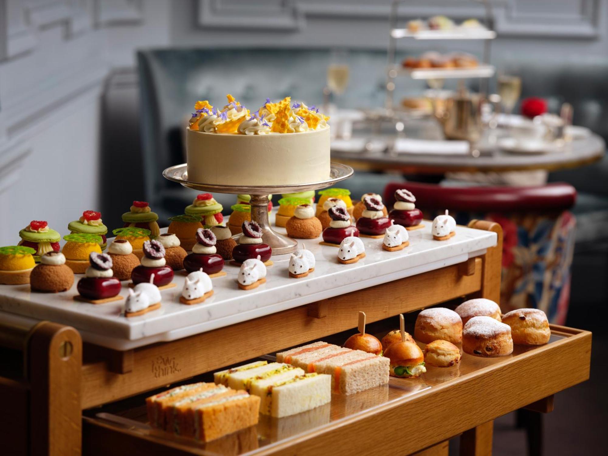 The Stafford London Hotel Екстериор снимка Afternoon tea at the Mandarin Oriental, London