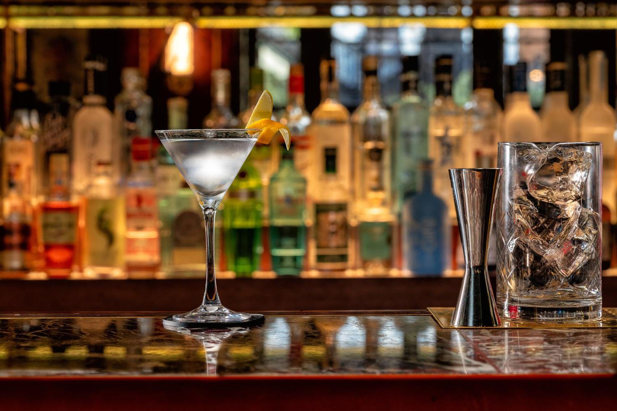 The Stafford London Hotel Екстериор снимка A Vesper cocktail