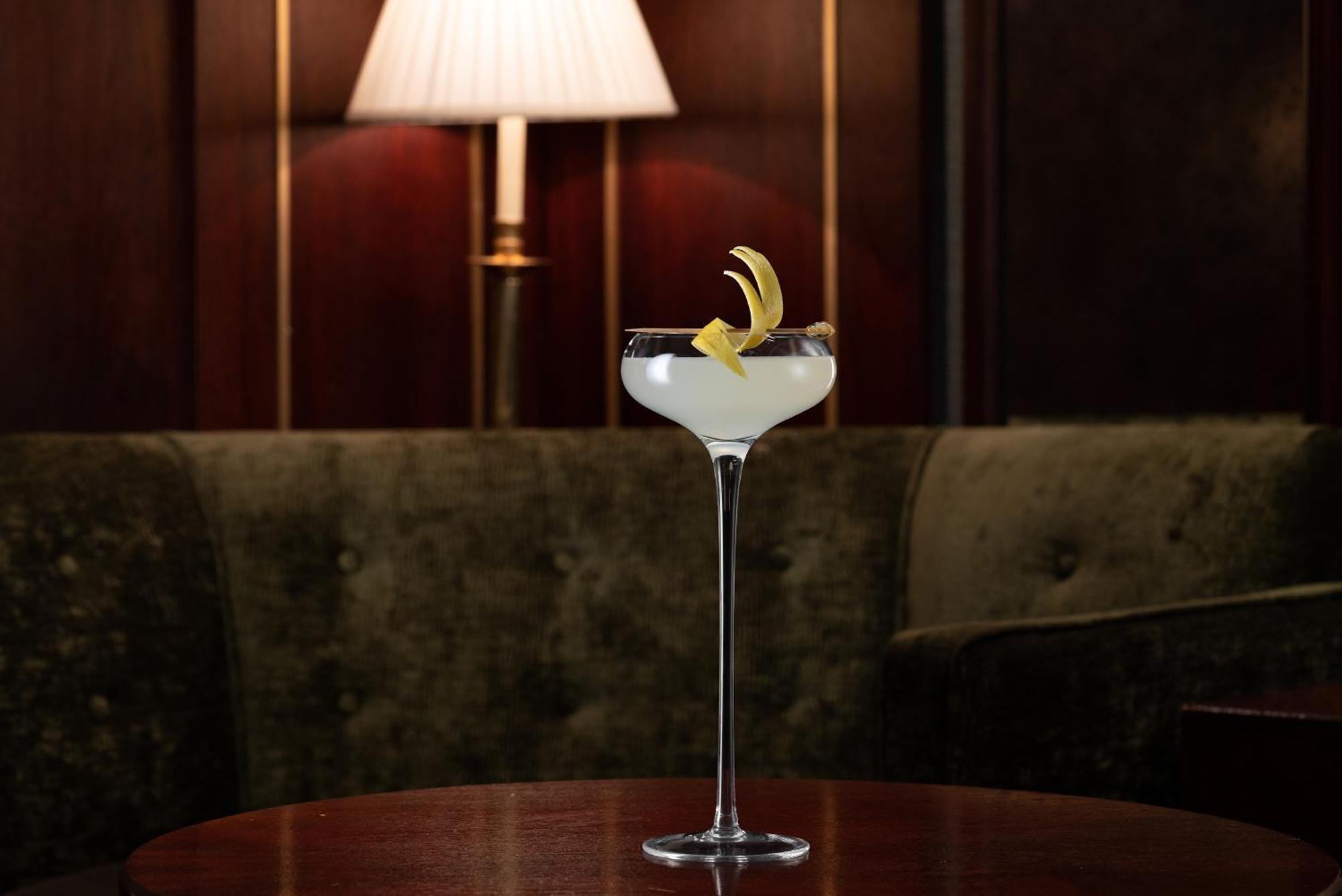 The Stafford London Hotel Екстериор снимка A Vesper cocktail